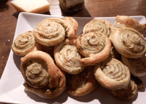 Pesto-Blätterteigschnecken