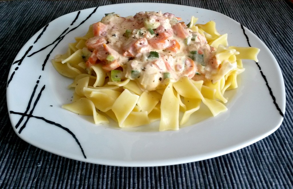 Bandnudeln an cremiger Gemüse-Sauce bearbeitet