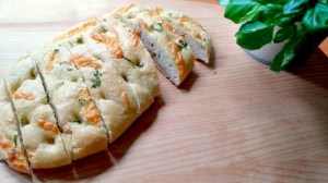 Foccacia mit Basilikum und Mozzarella bearbeitet