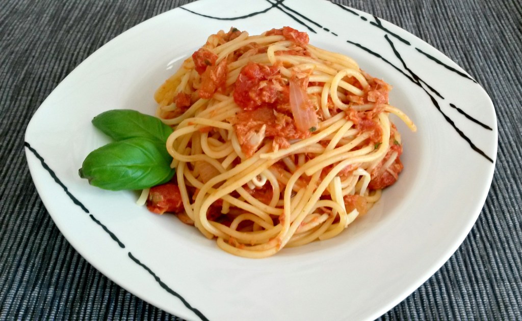 Spaghetti mit Thunfisch-Tomatensauce bearbeitet