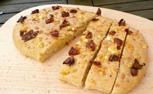 Focaccia mit Feta und Tomate bearbeitet