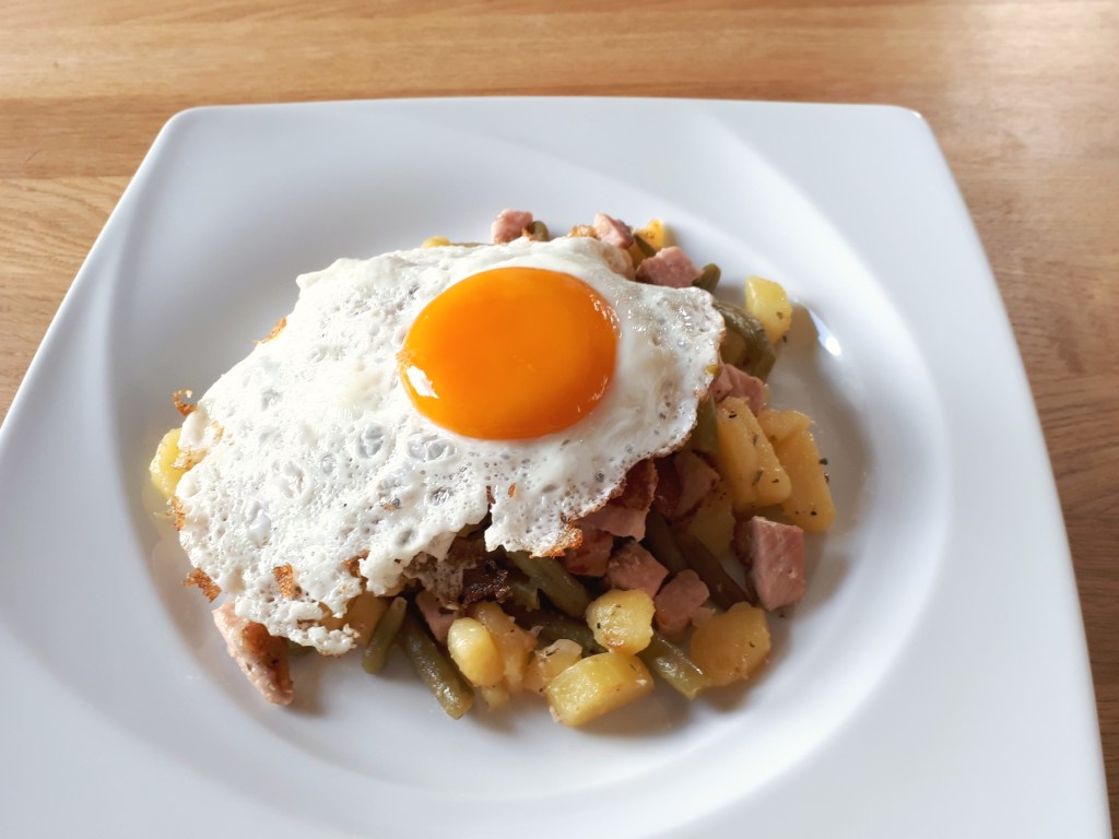 Kartoffelpfanne mit Kasseler und Spiegelei bearbeitet