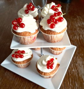 Johannisbeer-Cupcakes bearbeitet
