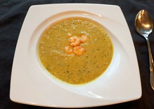 Exotische Zucchinisuppe mit Garnelen
