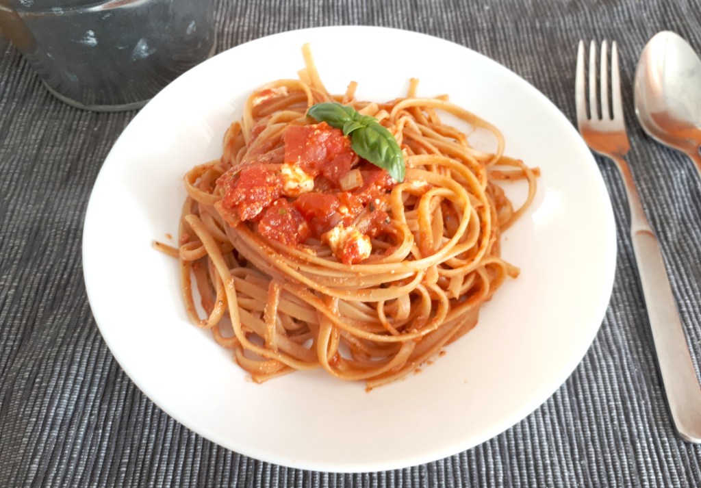 Linguine an Tomatensugo mit Fet