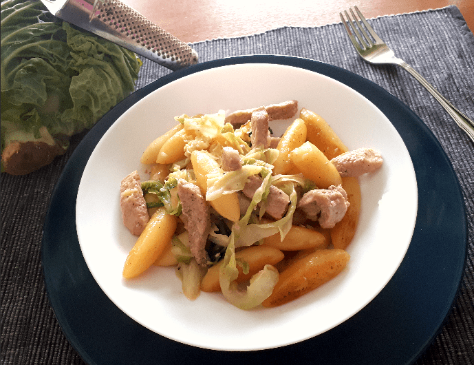 Schnitzelpfanne mit Wirsing und Schupfnudeln