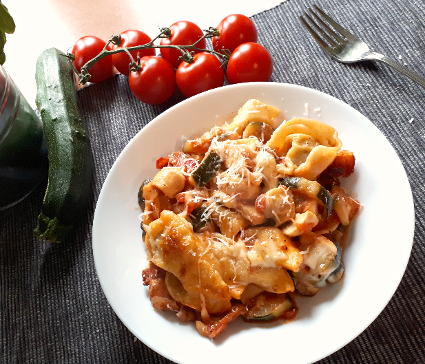 Tortellini Auflauf mit Zucchini und Bacon