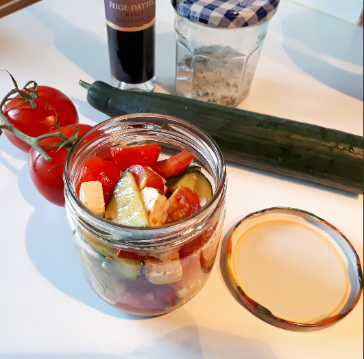 Tomaten-Gurken Salat mit Hirtenkäse
