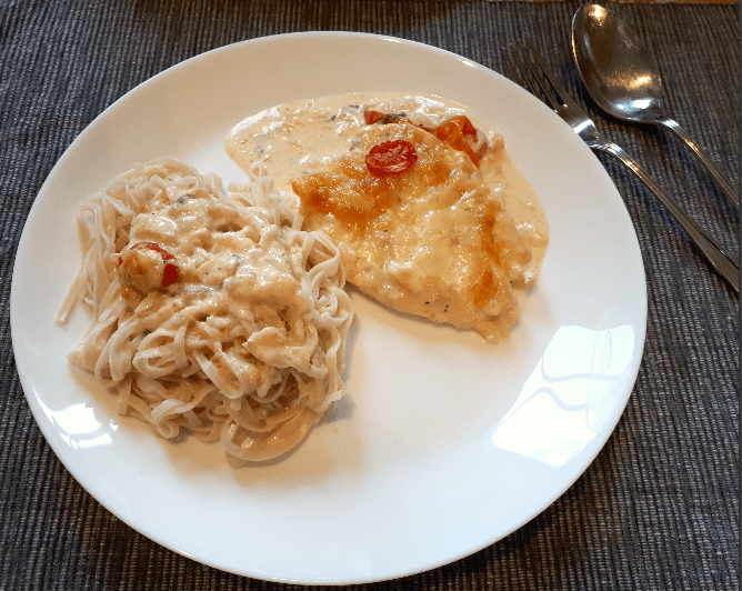 Überbackenes Hühnchen an Frischkäsesauce