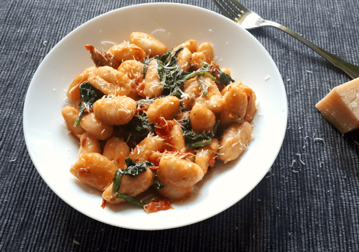 Schnelle Gnocchi Pfanne mit Tomaten und Spinat