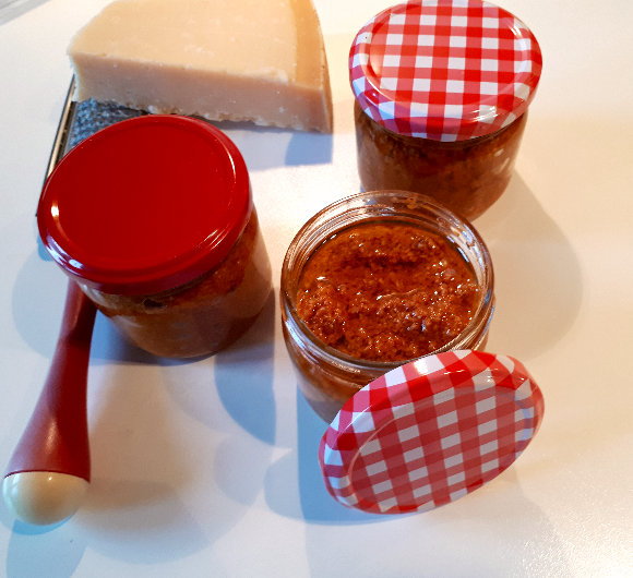 Tomaten-Walnuss-Pesto