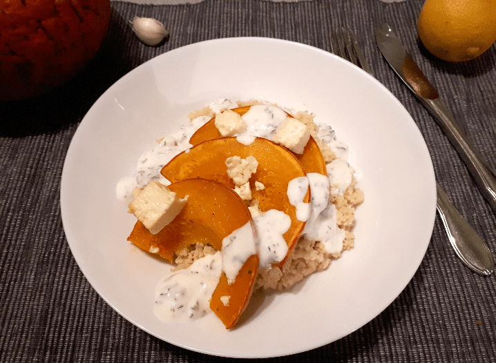 Kürbisspalten mit Feta, Couscous und Joghurt-Knobi-Dip