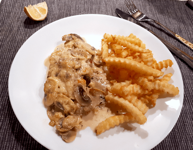Überbackenes Schnitzel an Champignon-Thymiansauce