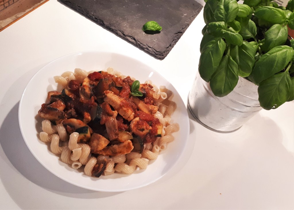 Nudelpfanne mit Putenstreifen und Gemüse