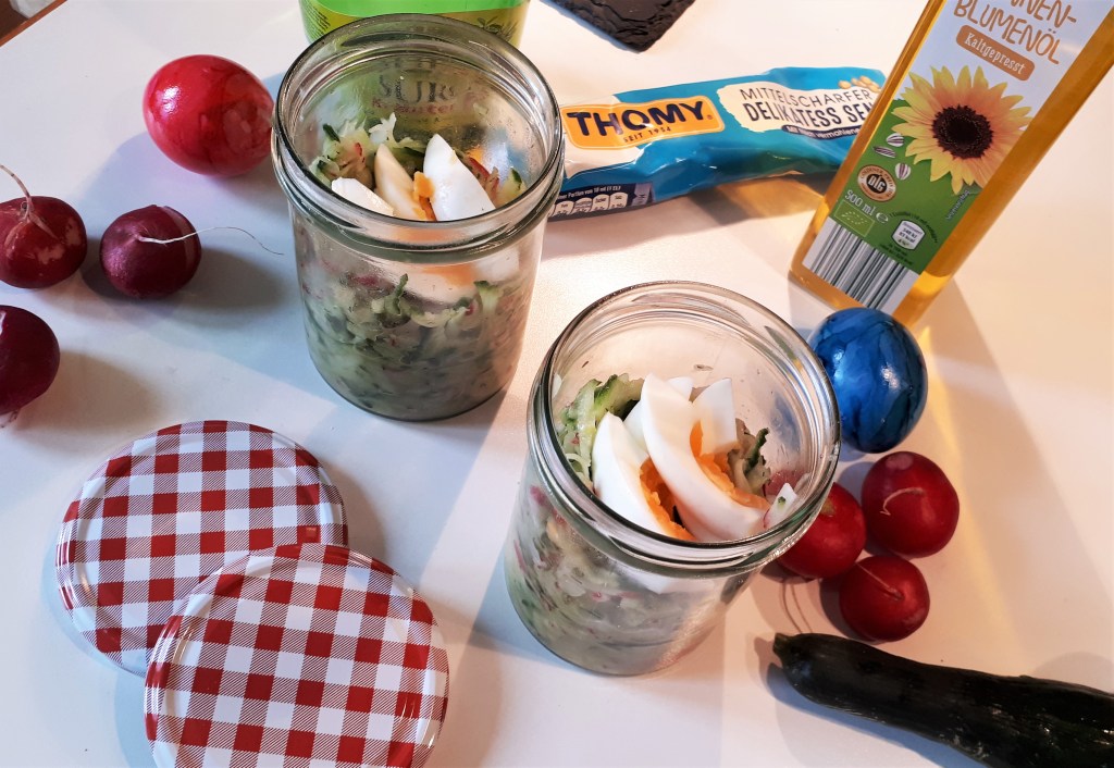 Gurkensalat mit Radieschen und Ei