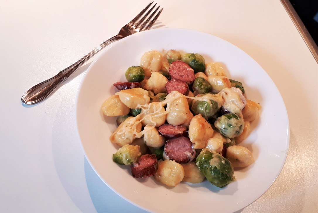 Rosenkohl-Gnocchi Pfanne mit Mettwurst