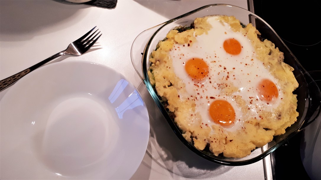 Kartoffel-Spinat-Auflauf mit Hack und Spiegelei