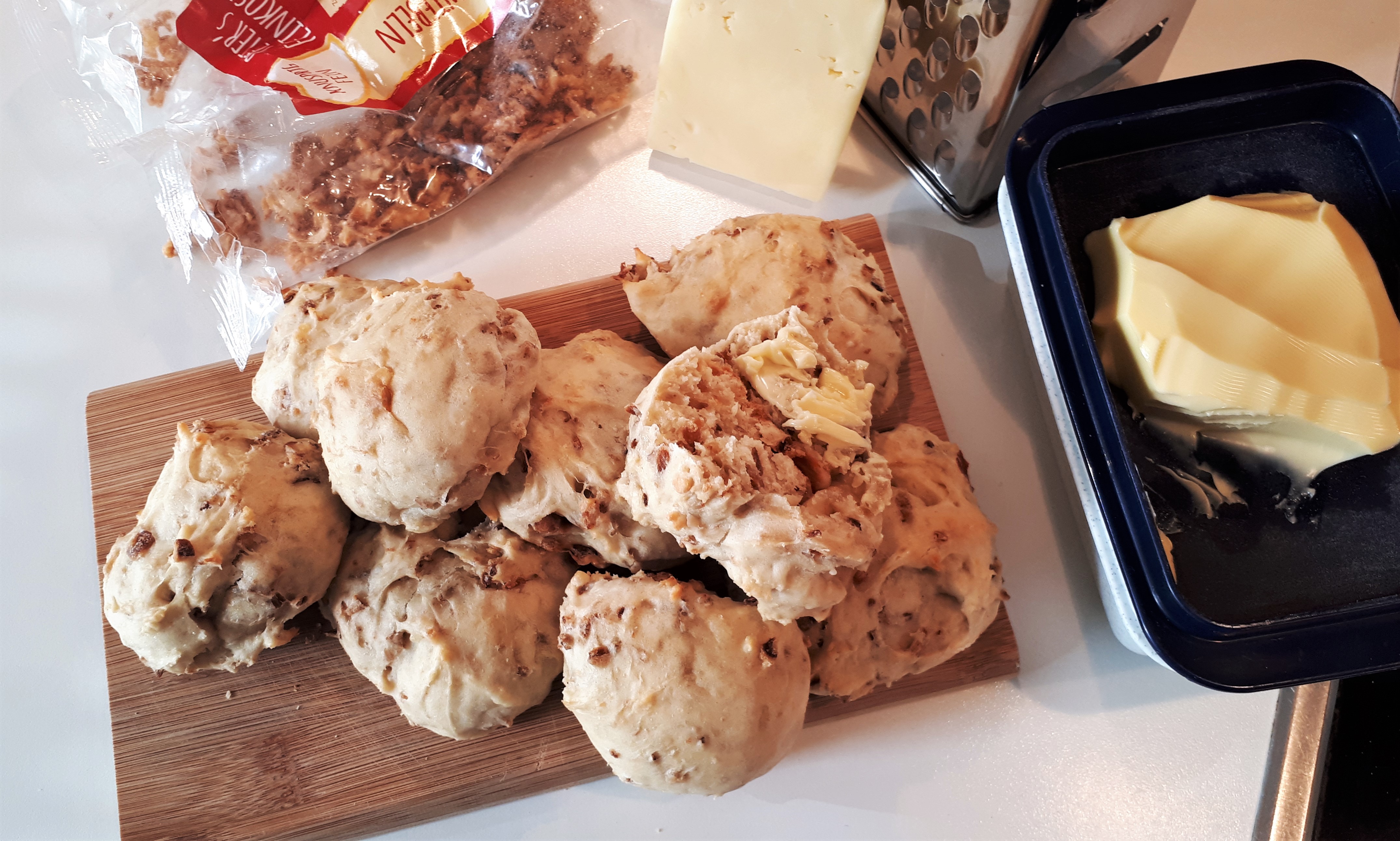 Zwiebel-Käse-Brötchen