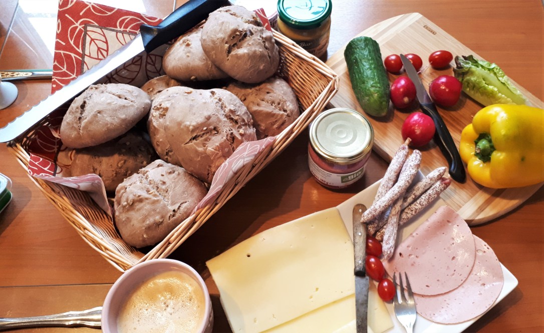 Dinkel-Walnussbrötchen